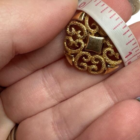 Vintage Avon Gold Toned Textured Filagree Clip On Earrings - Picture 6 of 6